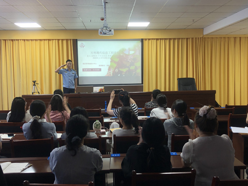 我校开展防震、防踩踏、防火安全应急疏散演练活动