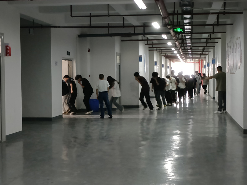 我校开展防震、防踩踏、防火安全应急疏散演练活动