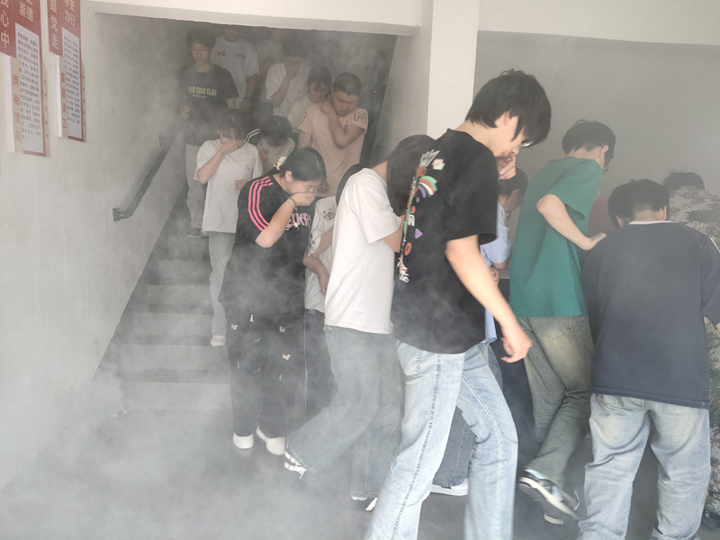 我校开展防震、防踩踏、防火安全应急疏散演练活动