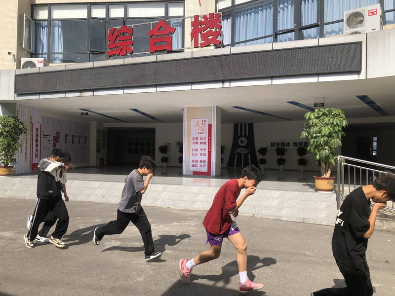 我校开展防震、防踩踏、防火安全应急疏散演练活动