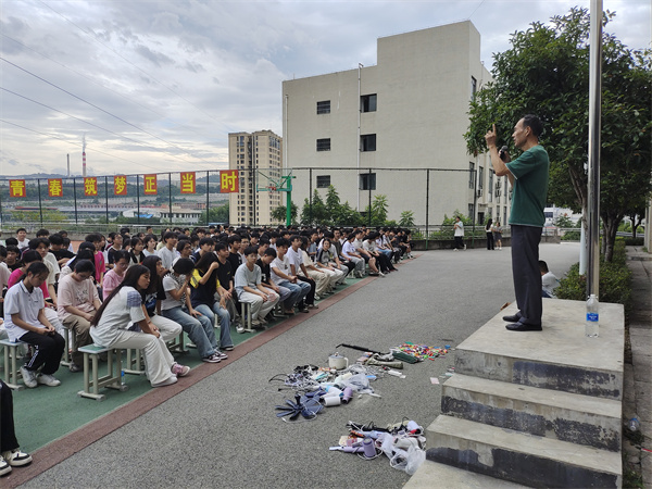 我校开展安全违禁物品清查收缴活动