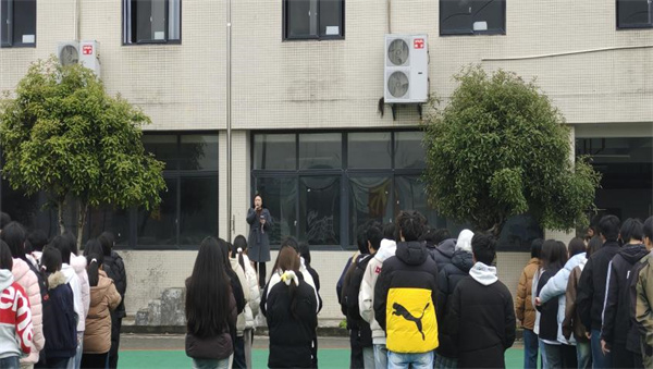 策马扬鞭赴考场，逐梦青春绽芳华——我校2023级学生高考出征仪式