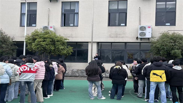 策马扬鞭赴考场，逐梦青春绽芳华——我校2023级学生高考出征仪式