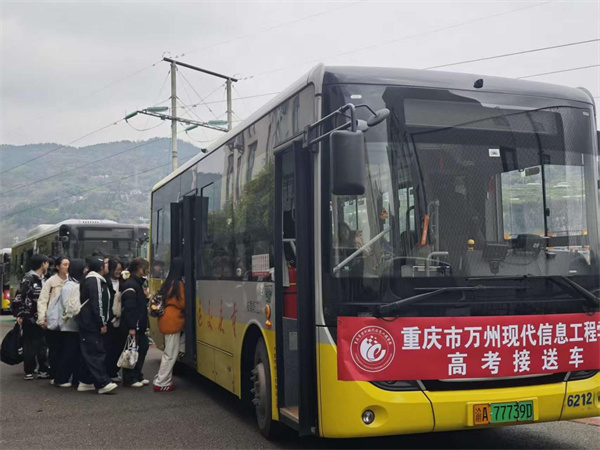 策马扬鞭赴考场，逐梦青春绽芳华——我校2023级学生高考出征仪式