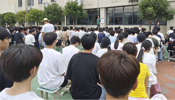 我校开展安全违禁物品清查收缴活